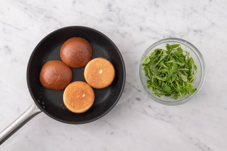 Tostare il pane e condire la rucola