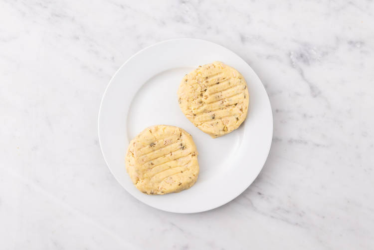 Preparare il burger di sgombro