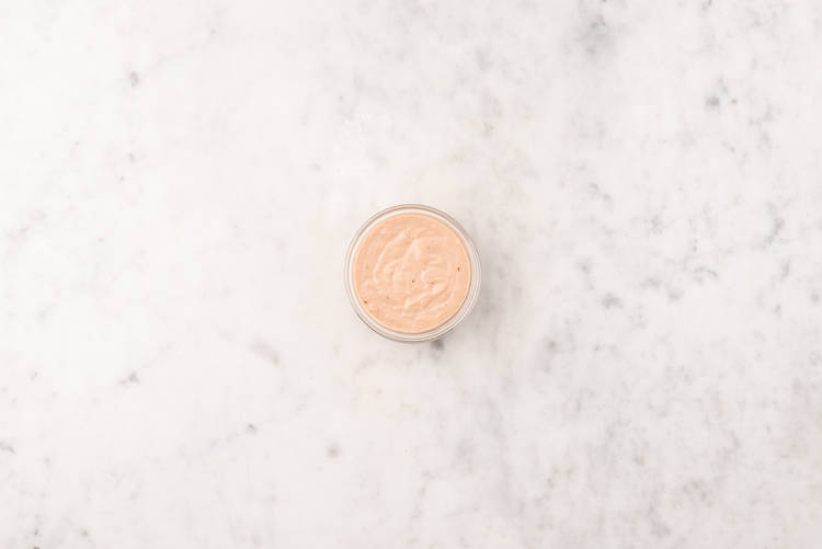 Preparare la salsa di alici e panna