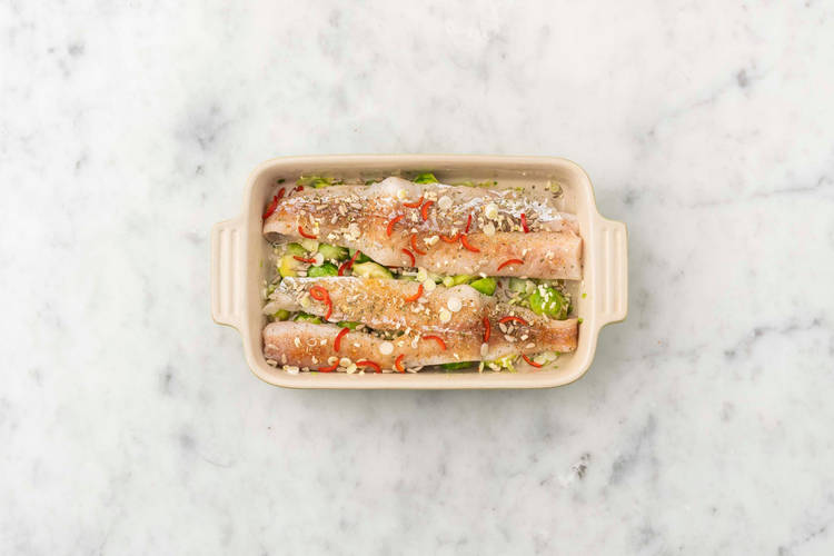 Fisch und Rosenkohl backen
