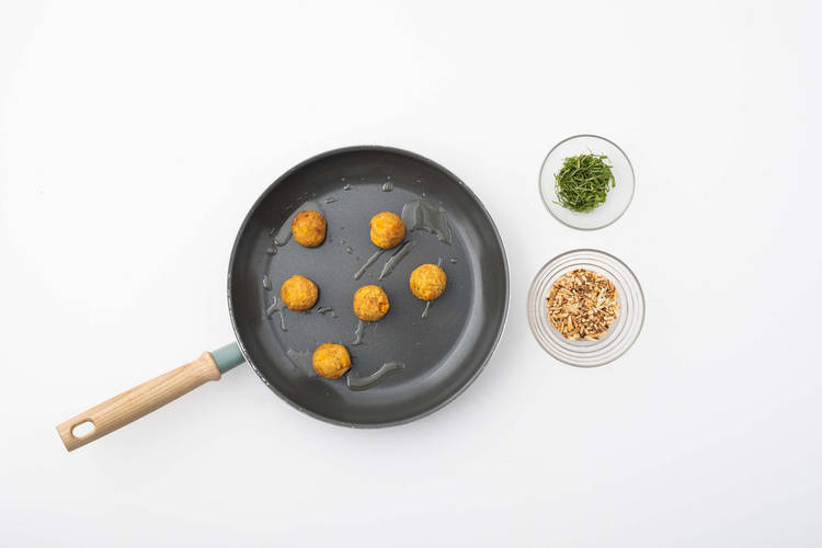 Falafel bakken