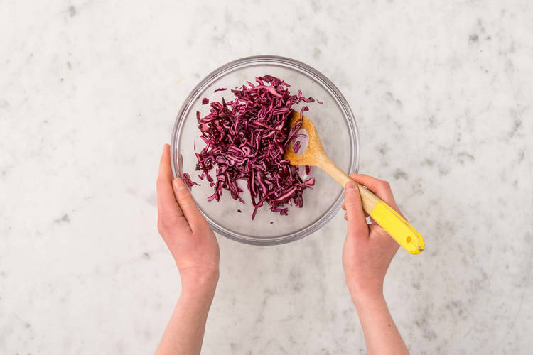 Mélanger le chou rouge