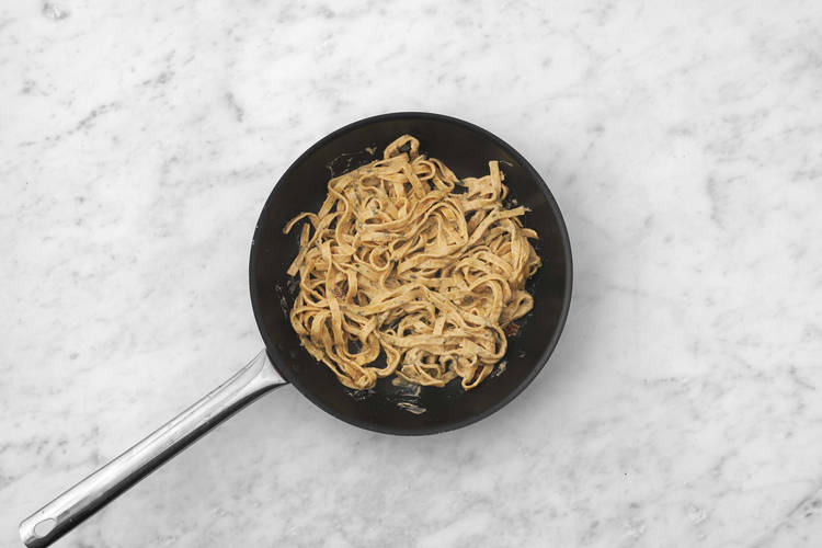 Tilsæt ost og bacon