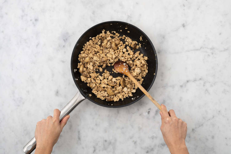 Cuire la dinde et les champignons