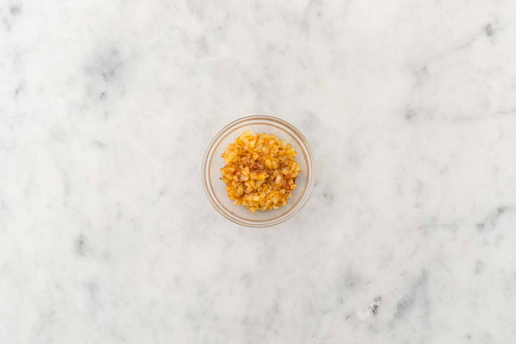 Cuire les oignons au harissa