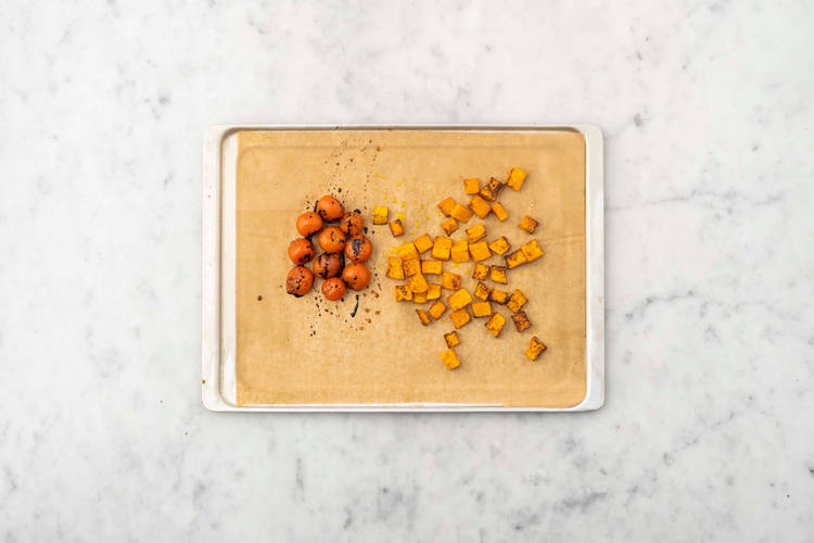 Rôtir la courge et les tomates