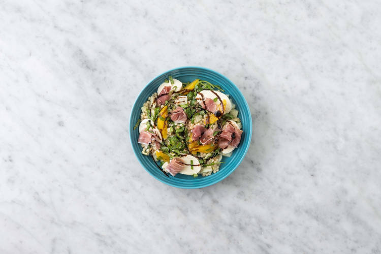 Mélanger la salade et servir