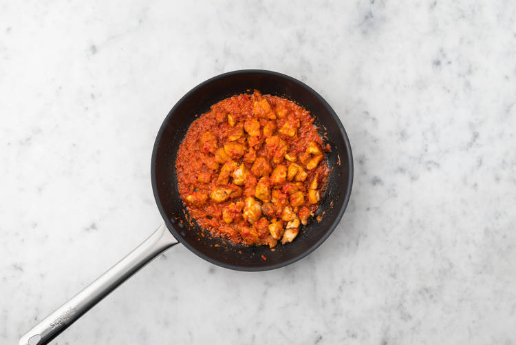 Infarinare e rosolare il pollo