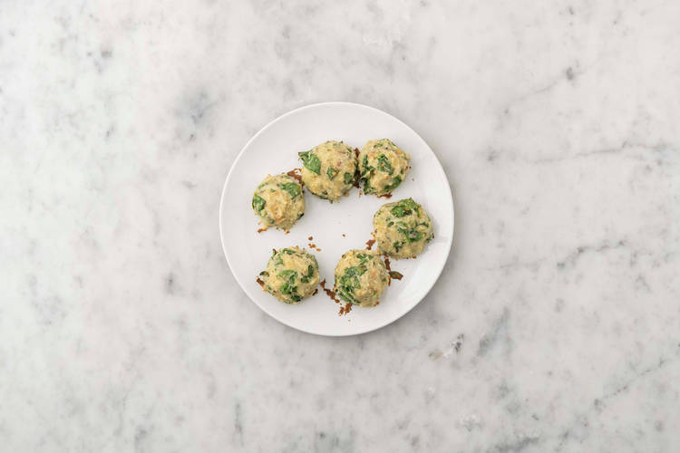 Formare le polpette di pane e spinaci