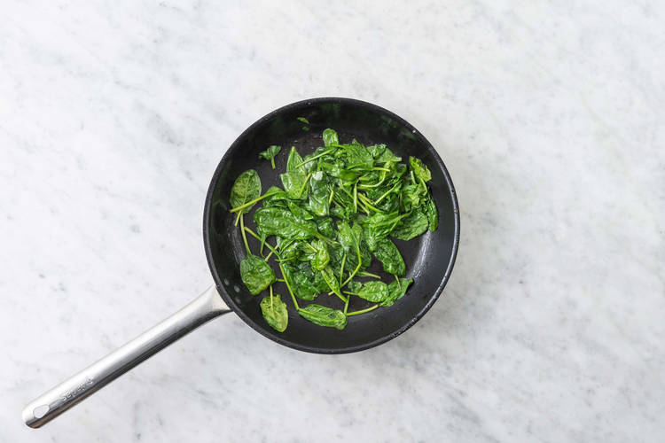 Tostare le nocciole e saltare gli spinaci