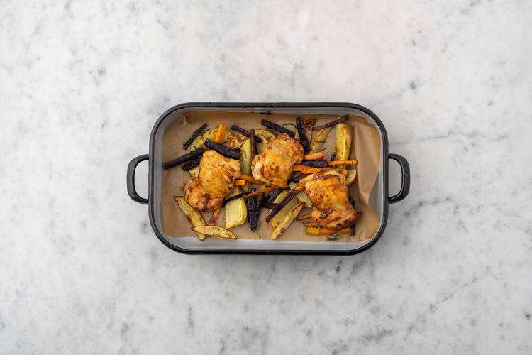 Infornare le verdure e il pollo