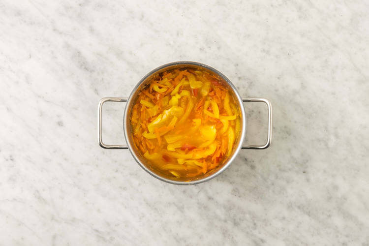 Stufare il pollo e le verdure 