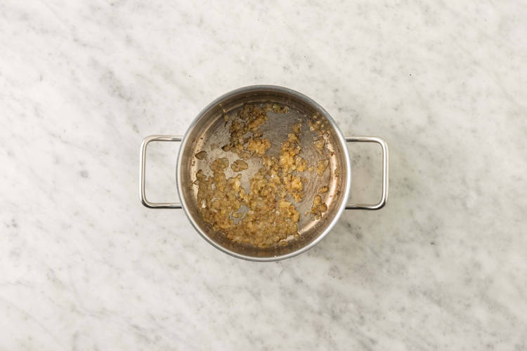 Preparare il soffritto e rosolare il pollo 