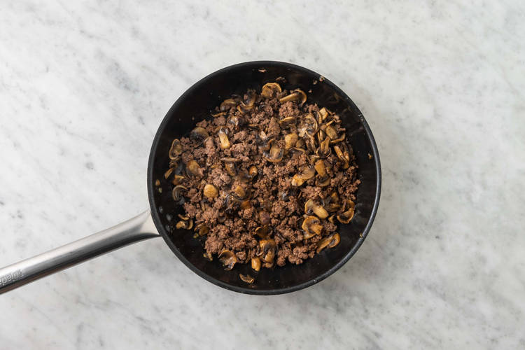 Rosolare i funghi e la carne