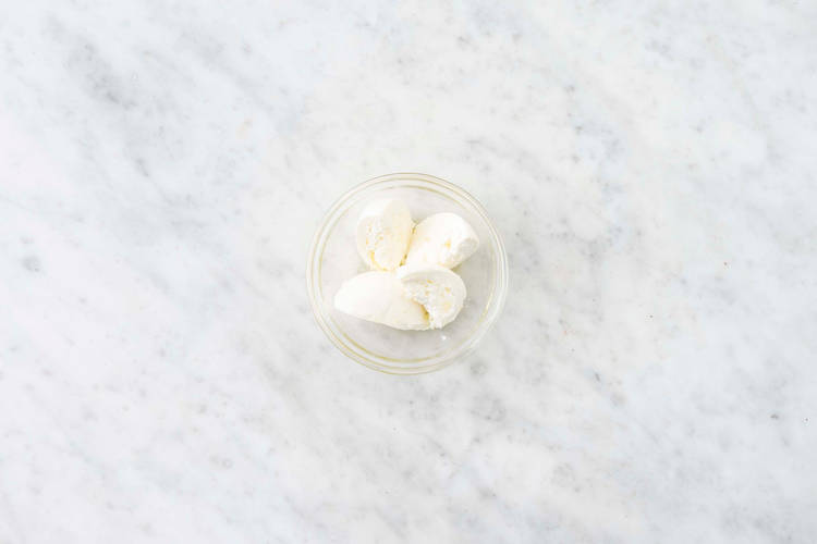 Lessare gli gnocchetti e preparare le gocce di burrata 