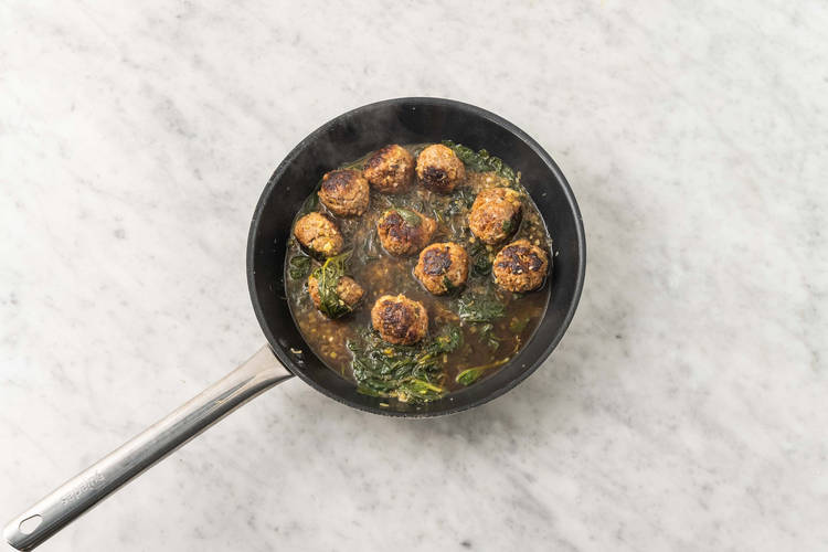 Cuocere le polpette e gli spinaci