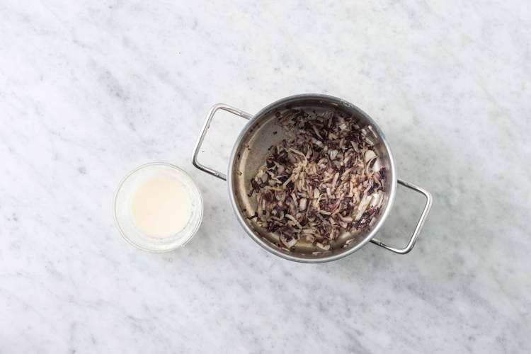 Cuocere il radicchio e preparare la crema