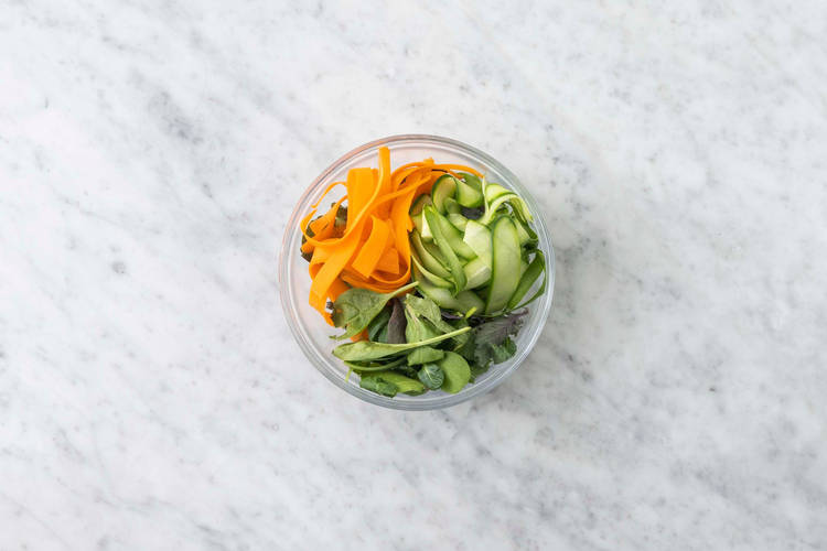 Tostare il sesamo e condire l'insalata
