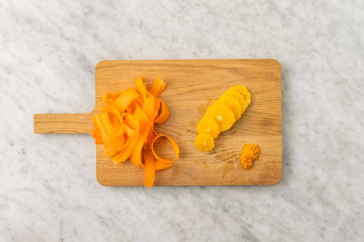 Tagliare l'arancia e la carota