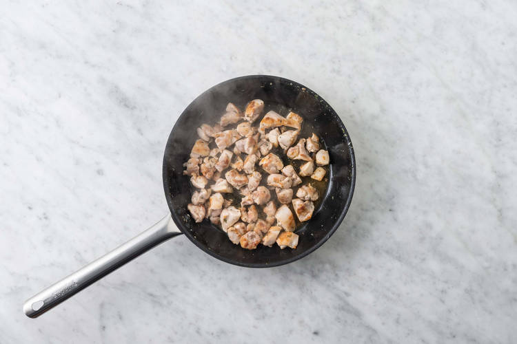 Tostare il pane e cuocere il pollo