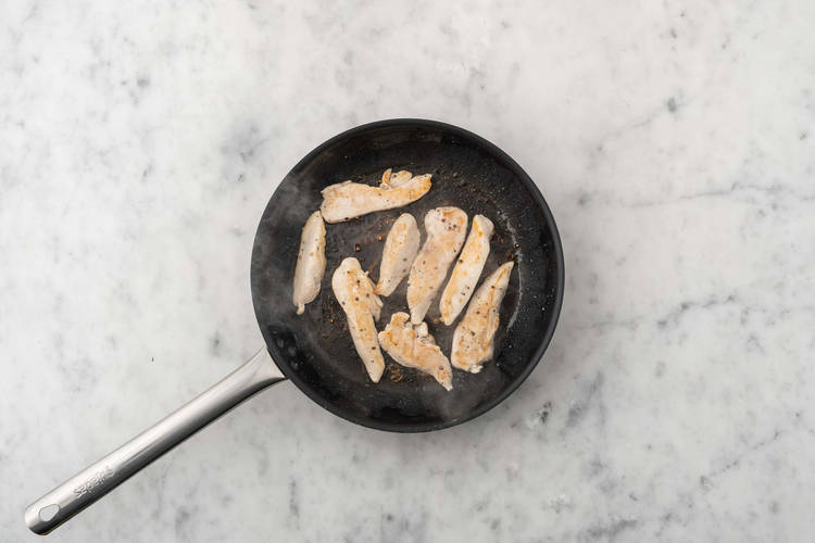 Tostare i crostini e cuocere il pollo