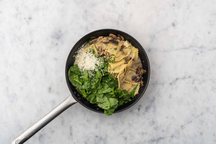 Terminer la sauce et assembler les raviolis