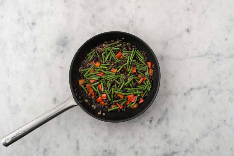 Cuire les légumes et les haricots noirs