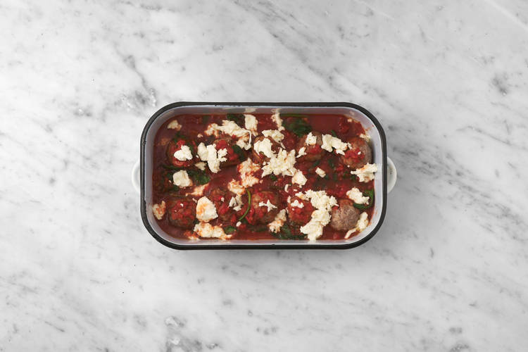 Agrega la salsa y la mozzarella