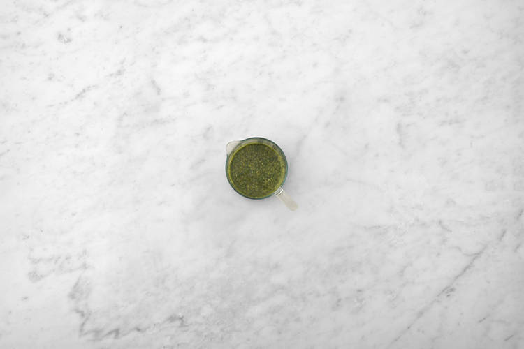 Prepara el aceite de albahaca