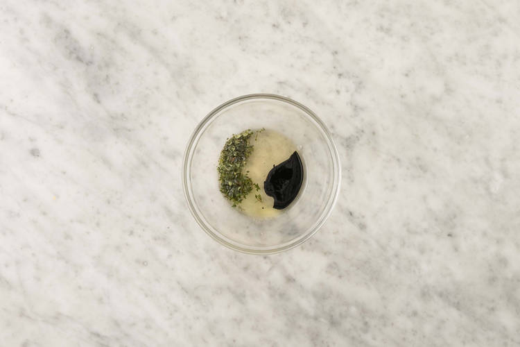 Preparare la salsa e tostare le nocciole