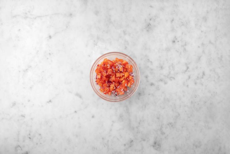 Prepara el pico de gallo