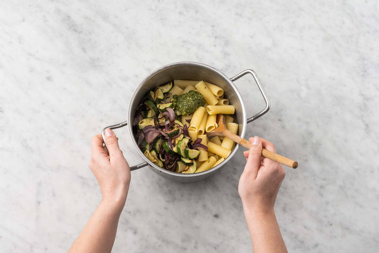 Combina la pasta y las verduras