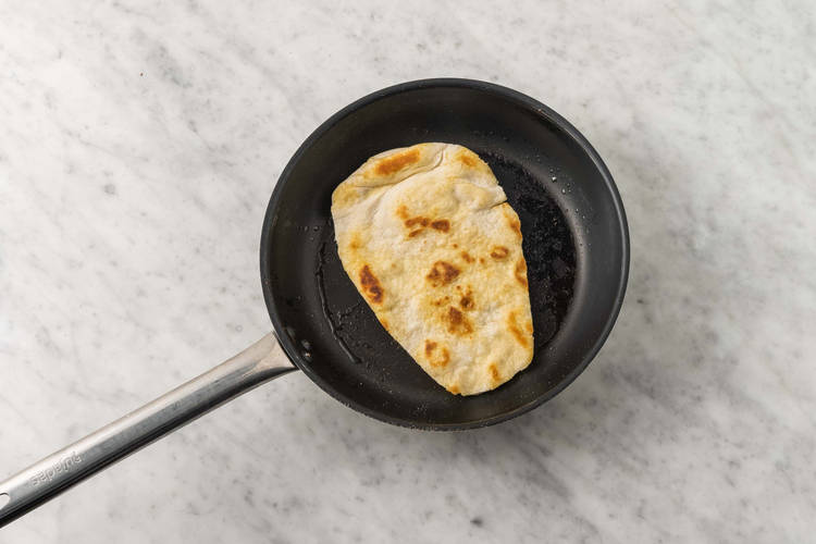 Scaldare i naan e fare la salsa