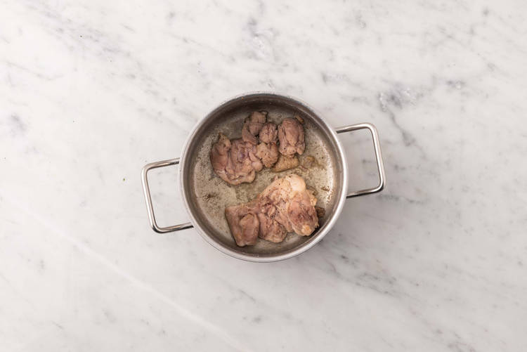 Cocina los muslos de pollo