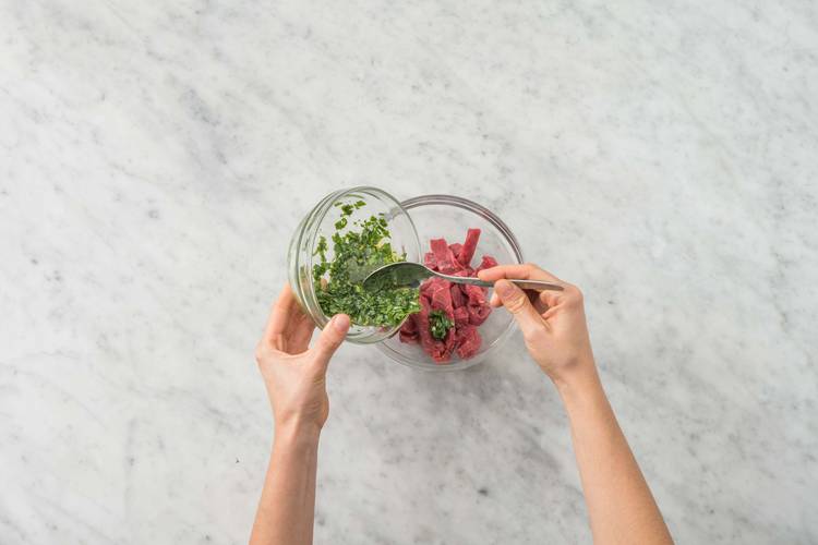 Préparer la marinade aux herbes