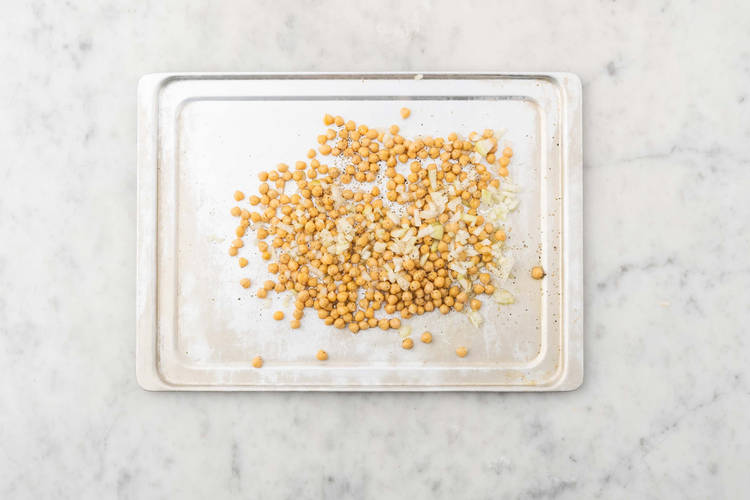 Rôtir les pois chiches et les oignons