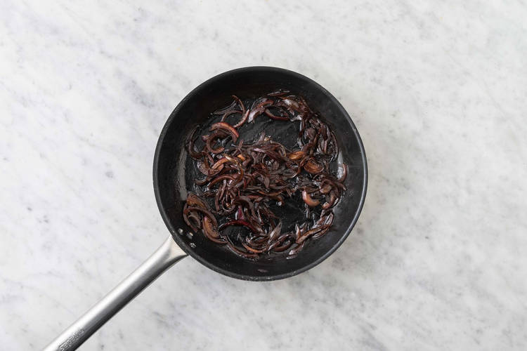 Cuire les oignons au vinaigre balsamique