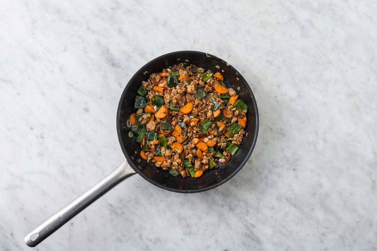 Cuire les légumes et terminer le porc