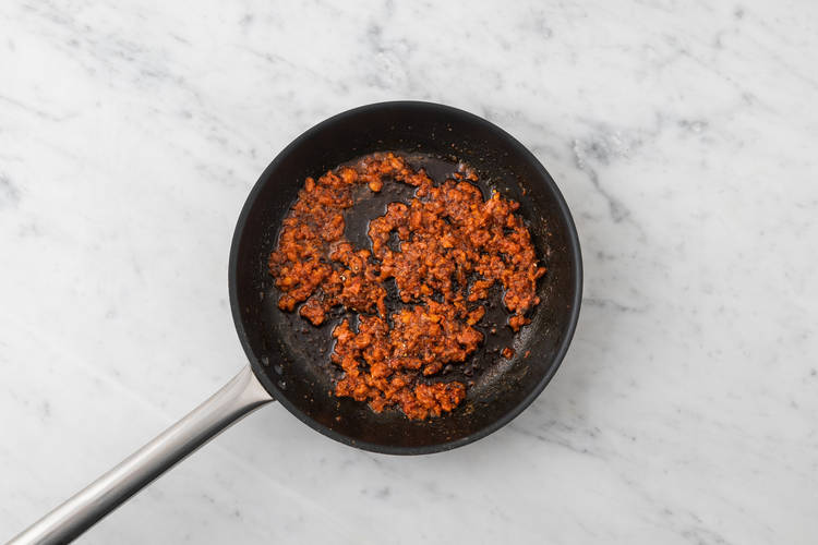 Préparer la sauce au chorizo