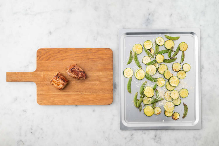 Rôtir le porc et les légumes