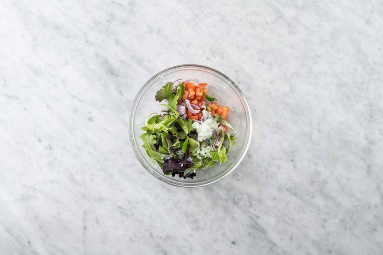 Mezcla la salsa con las verduras