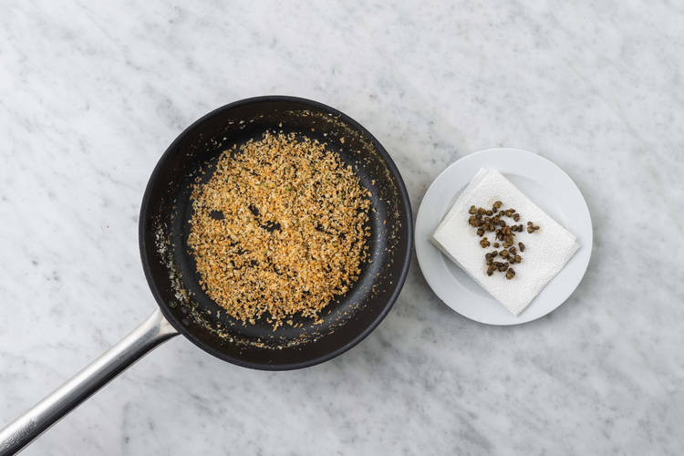 Friggere i capperi e tostare il crumble