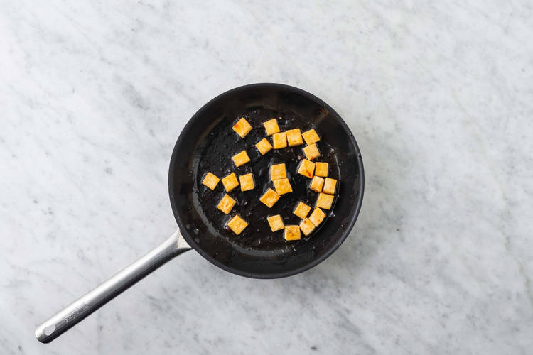 Tostare le arachidi e cuocere il tofu