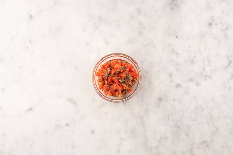 Preparare l'insalata di pomodori 