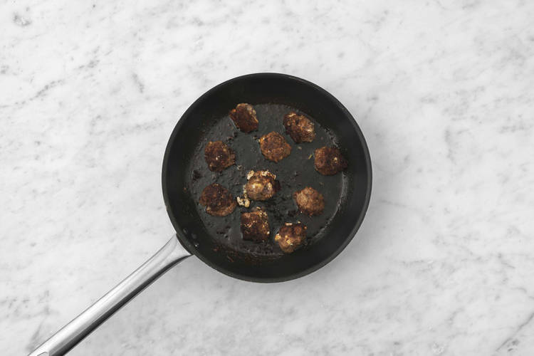 Cocina las albóndigas