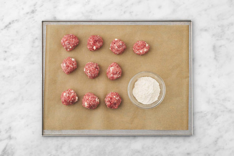 Prepara las albóndigas