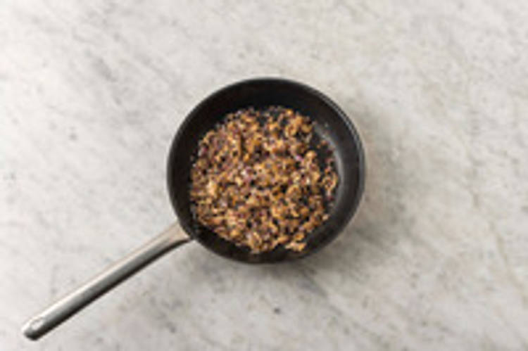 Cuocere i funghi e le cipolle