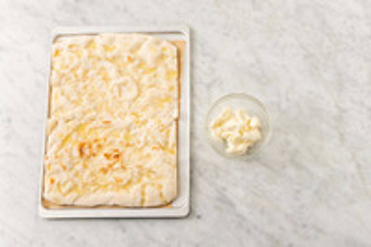 Sbriciolare la mozzarella con le mani