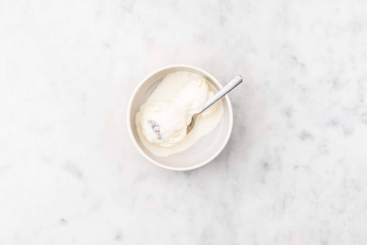 Congeler la crème glacée et servir