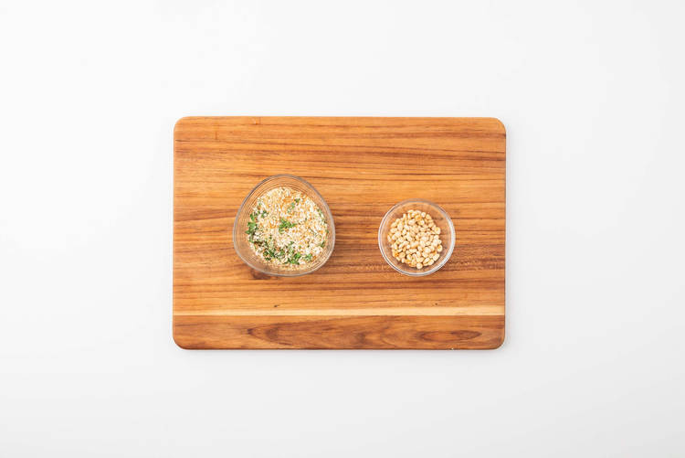 Panko en pijnboompitten roosteren.